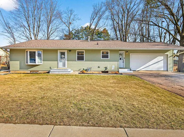 1009 Riverside Dr, Waupaca, WI 54981