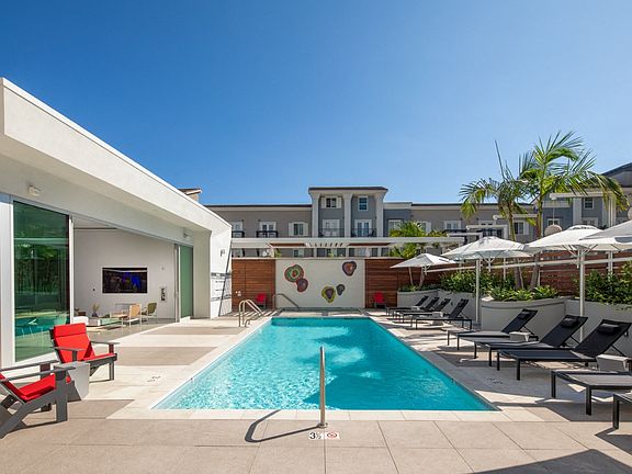 200 West Ocean Pool