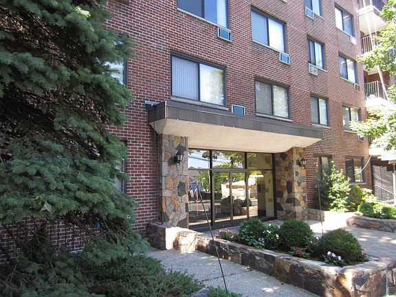 2nd image of 25 Lake St APT 5D
