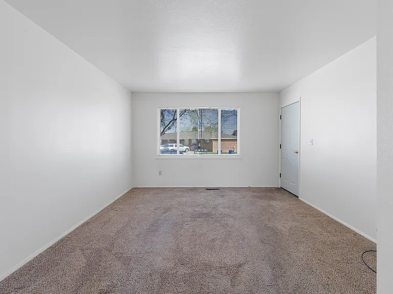 1344 Elmwood Cir — Photo 8