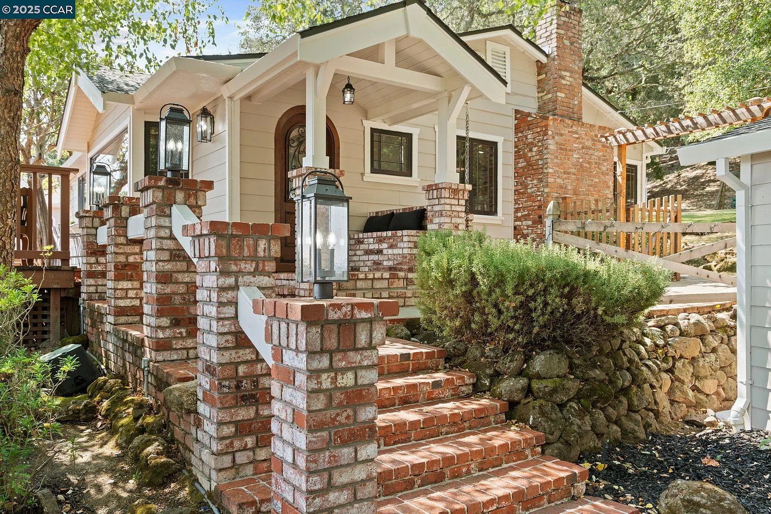 360 Montair Dr photo 1