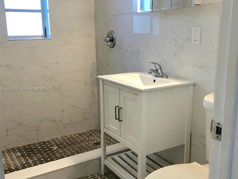 7135 Rue Granville #4 — Photo 4
