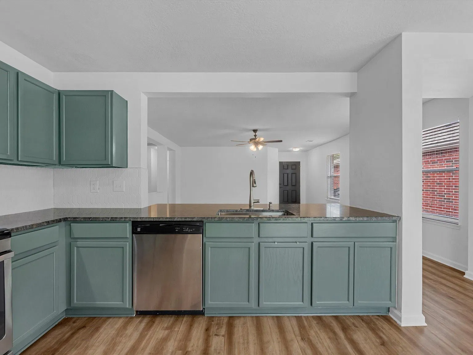 3 bed, 2.0 bath, 1450 sqft, $1,950 — Photo 3