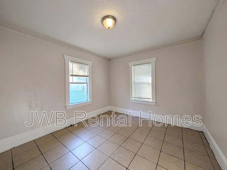 1316 W 31st St — Photo 9