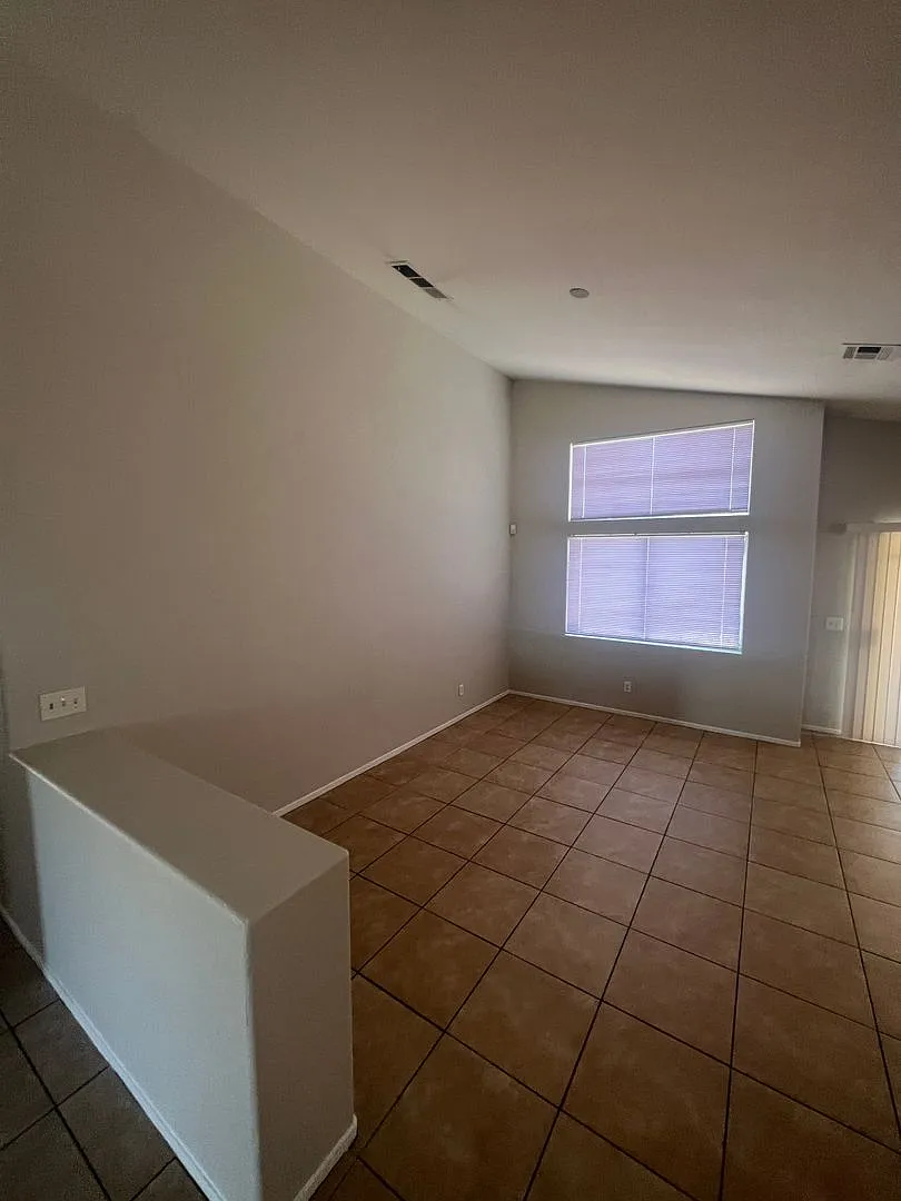 Single Story Home. Rent Ready! — Photo 4