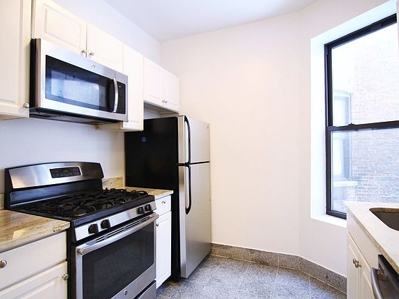 3rd image of 76 Saint Nicholas Pl APT 3