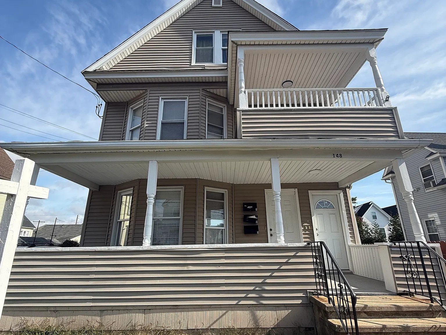 2 bed, 1.0 bath, 1008 sqft, $2,000 — Photo 1