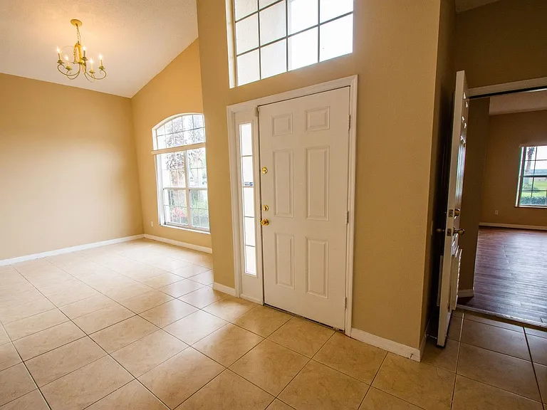 421 Lockbreeze Dr — Photo 5