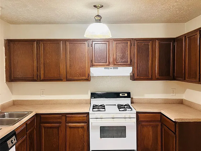 16633 Gold Ridge Ln — Photo 6