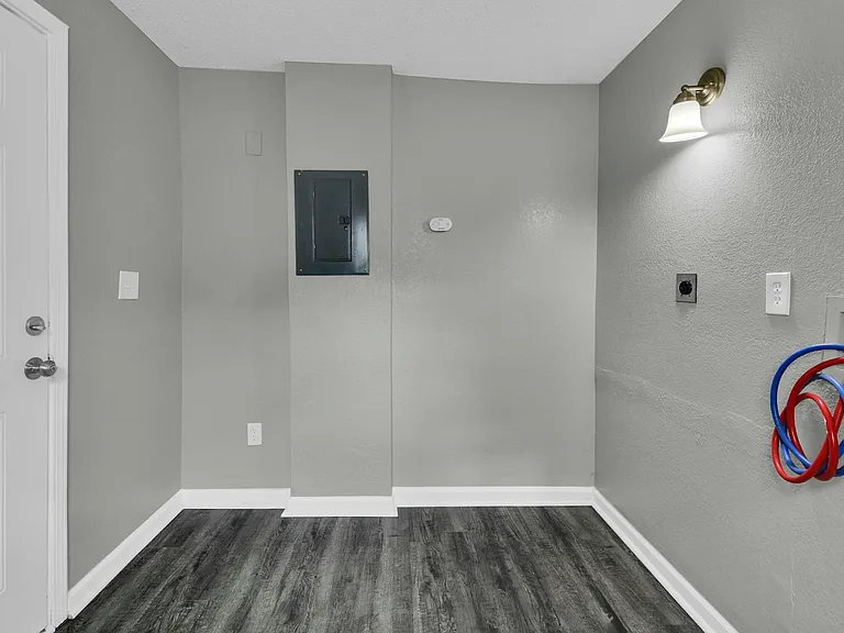 3414 Elmwood Ave — Photo 10