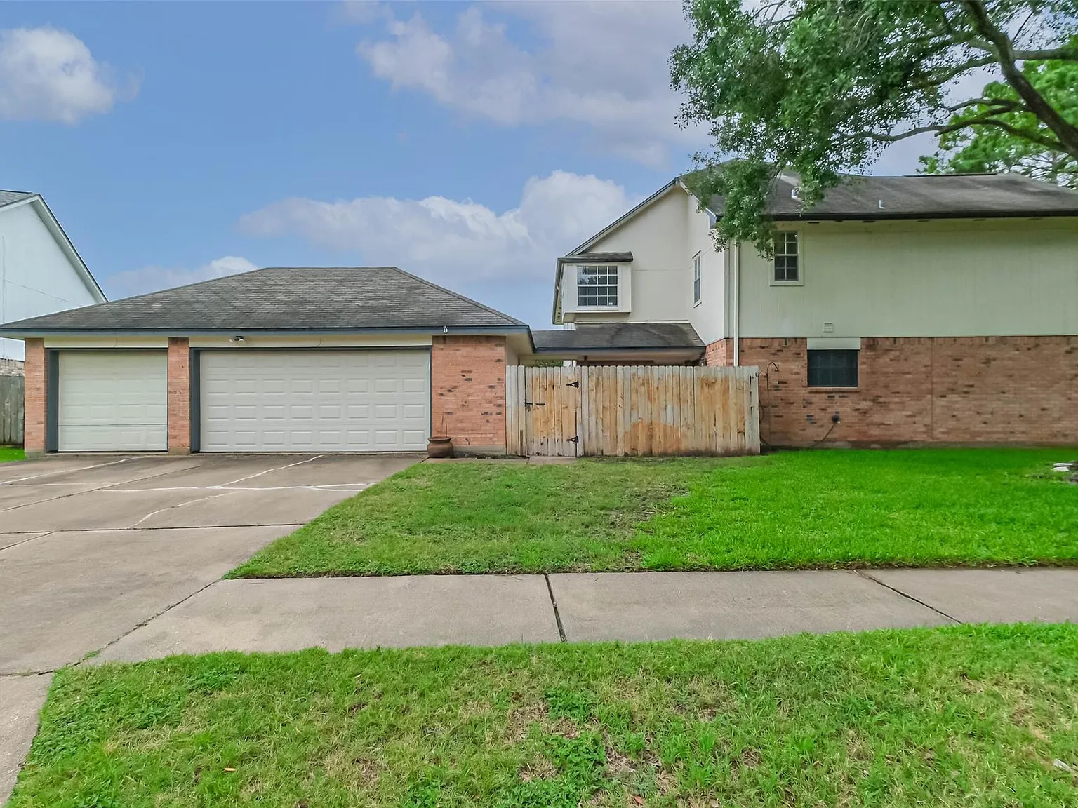 5 bed, 3.5 bath, 3299 sqft, $2,300 — Photo 4