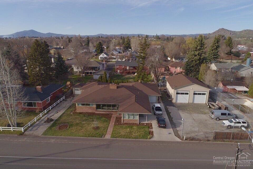 1st image of 995 SE 2nd St