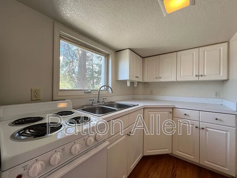 43 Ravenscroft Dr #4 — Photo 2