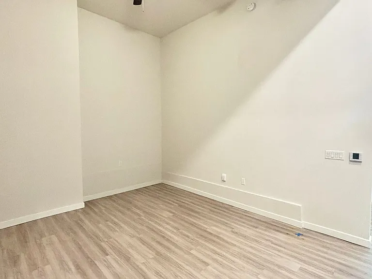 Vibrant Studio Apartment - Belmont St — Photo 34