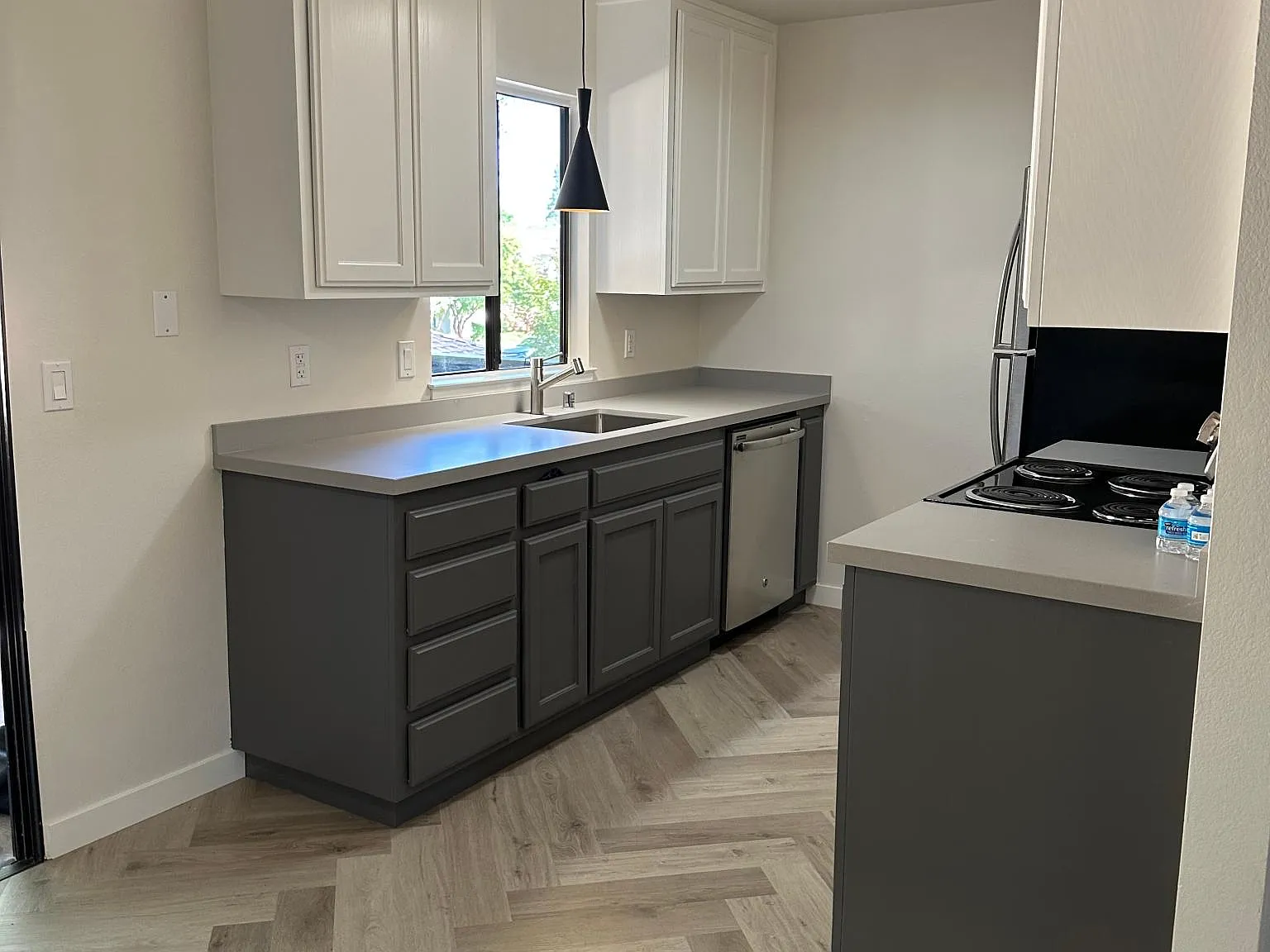 2 bed, 860 sqft, $2,400 — Photo 2