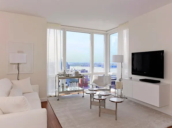 160 W 62nd St, New York, NY