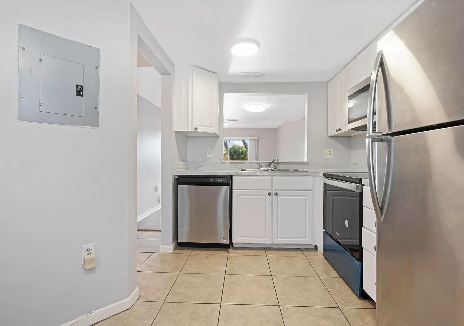 Beautful Renovated Townhouse 2 Bedrooms And 2/2.5 Bathrooms — Photo 4