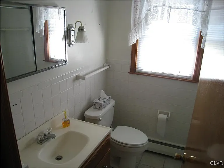1528 Englewood St — Photo 6