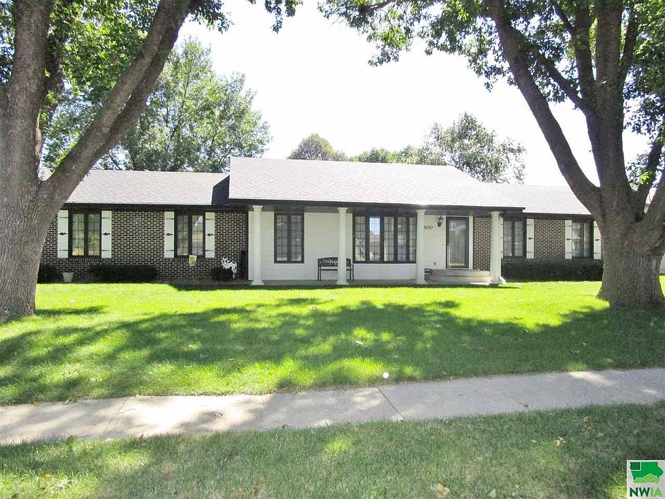 1st image of 300 Broadmoor Dr