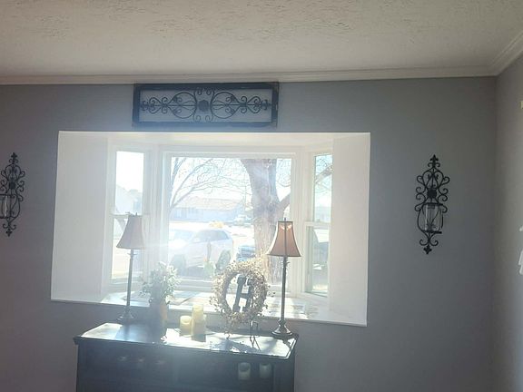 4th image of 835 Essex Cir