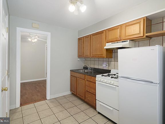 4th image of 924 S 10th St