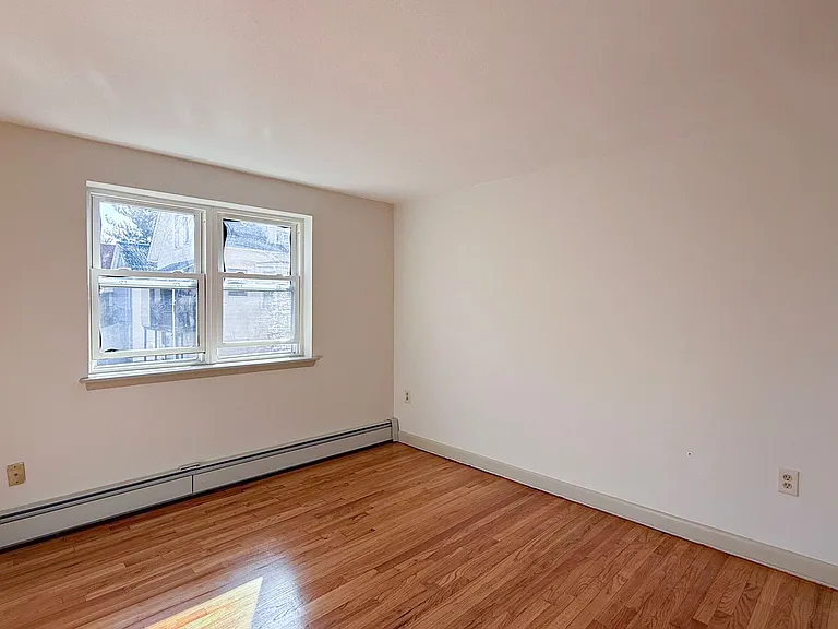 180 Bond St / Theo Investments LLC — Photo 8