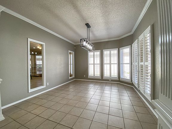 5th image of 24 Emerald Gardens Dr