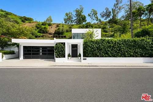 2048 N Beverly Dr Photo 1