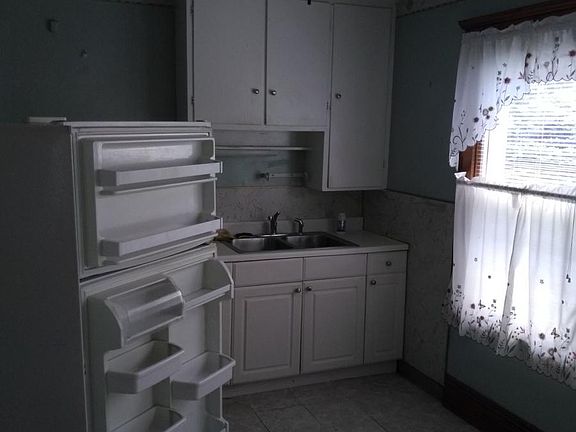 3rd image of 1619 E 49th St