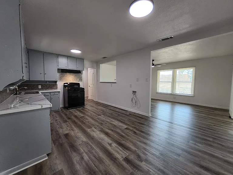 558 Harrison Ln — Photo 13
