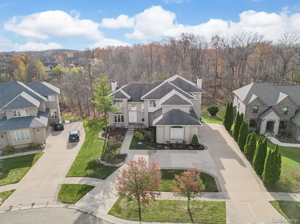 6310 Branford Dr, West Bloomfield, MI 48322