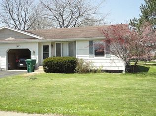 1613 Pebblewood Dr, Sycamore, IL 60178