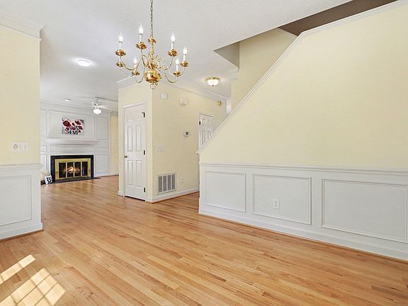 3rd image of 208 Arlington Rdg