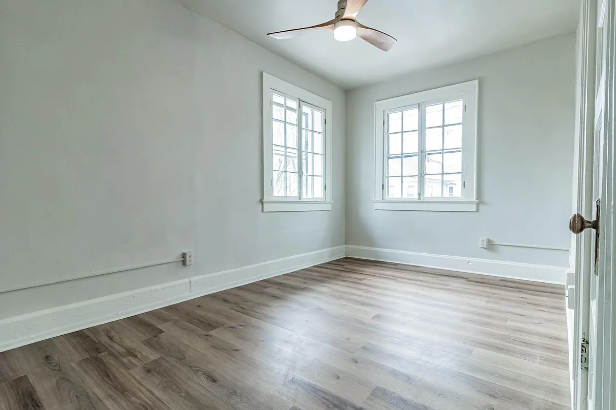 Building Photo - 410 SE Riverside Dr #4
