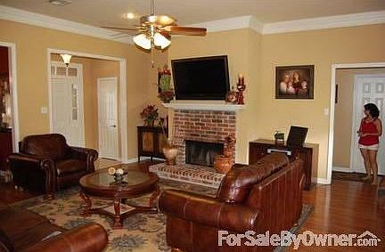 3rd image of 121 Woodstock Dr