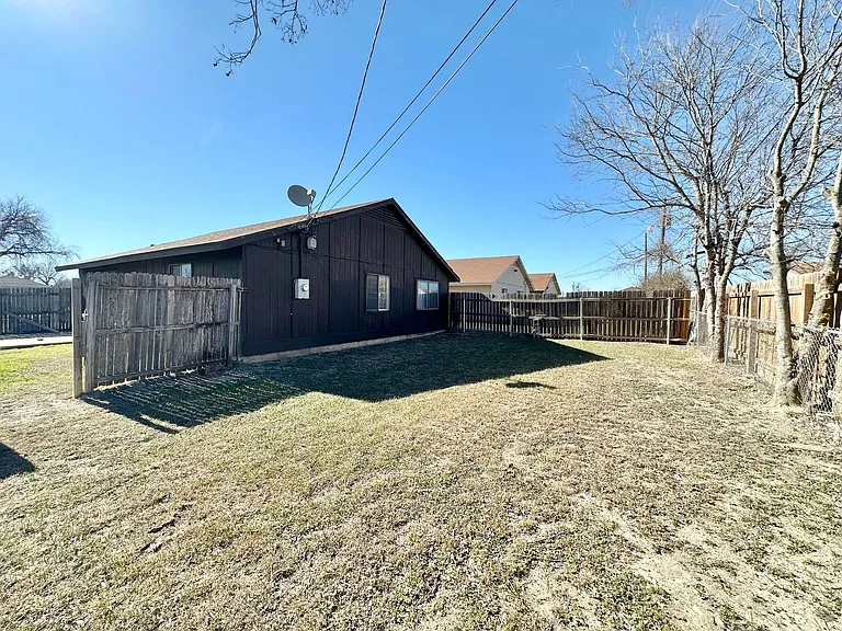 2105 Creekwood Dr — Photo 33