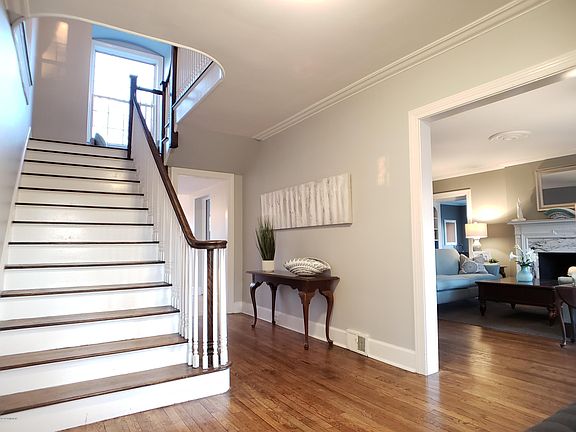 3rd image of 1001 Moulton Ave