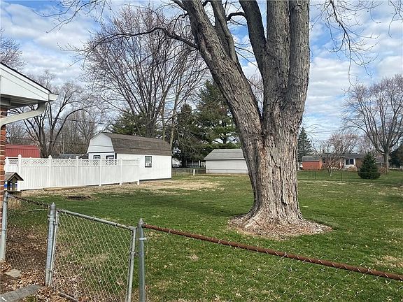5th image of 7894 Sharon Dr