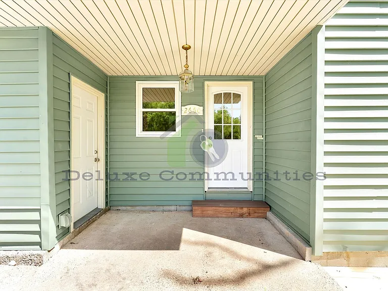 2660 Blackberry Ln NE — Photo 2