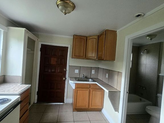 2nd image of 1109 SW Fort King St #1109
