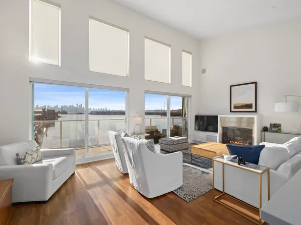 415 Esplanade W #20, North Vancouver, BC V7M 1A6