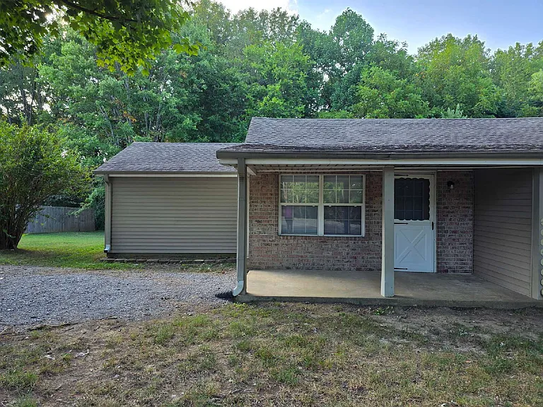 1050 Woody Ln #B — Photo 1
