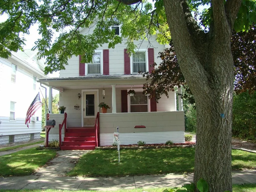 509 N Pleasant St photo 1