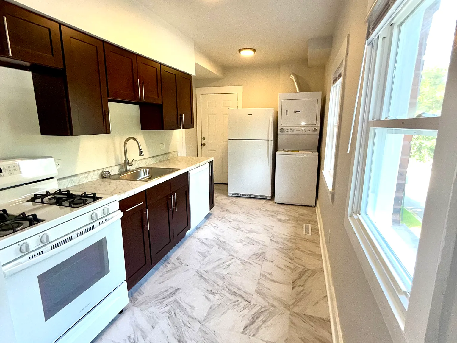 4 bed, 1.5 bath, 1000 sqft, $3,240 — Photo 3