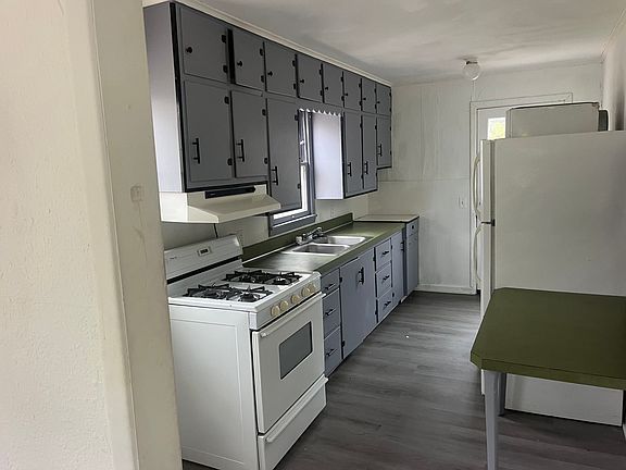 3rd image of 516 W 12th St
