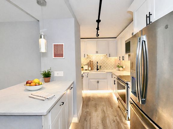 3rd image of 4343 N Clarendon Ave APT 516
