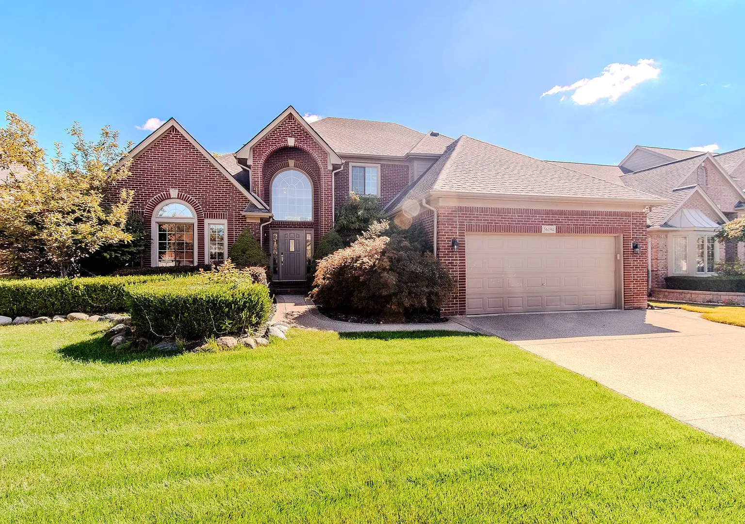 Stunning 4-Bedroom, 2-Bathroom, Full Equipped Kitchen, Washer and Dryer, Fully Finished Basement ... — Photo 1