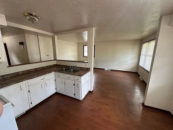 4th image of 413 Tampa Way