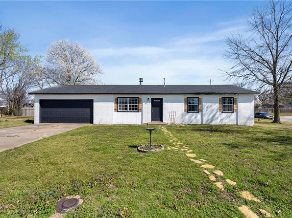 401 N Edgewood Dr, Coffeyville, KS 67337