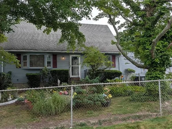 7 Charlotte Dr, Bristol, RI 02809